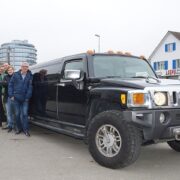 Jungs Ausflug mit Hummer Limo nach Bern