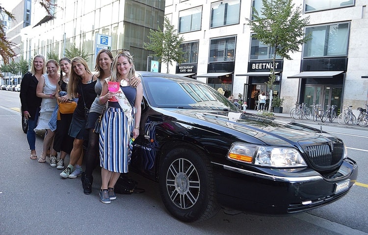 claires-geburtstag-limousine-mit-freunden