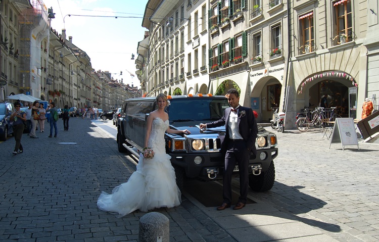 david-und-diana-heiraten-im-hummer