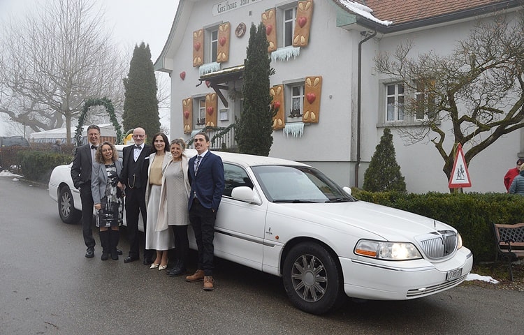 elena-und-roger-heiraten-mit-einer-limousine