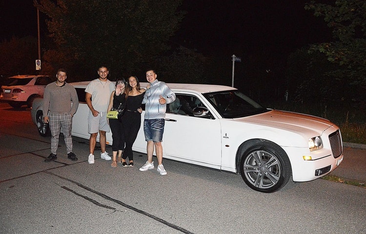 halimas-geburtstag-chrysler-stretchlimousine