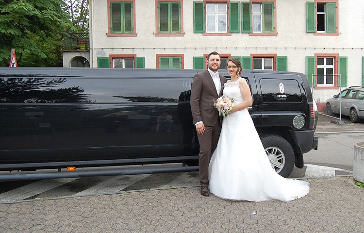 hochzeits-hummer-brautpaar