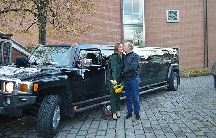 hummerlimo-fuer-janine-und-andrew