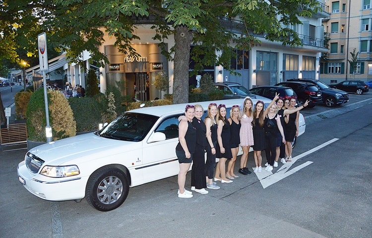 jessis-fahrt-in-der-limo-ist-super-angekommen