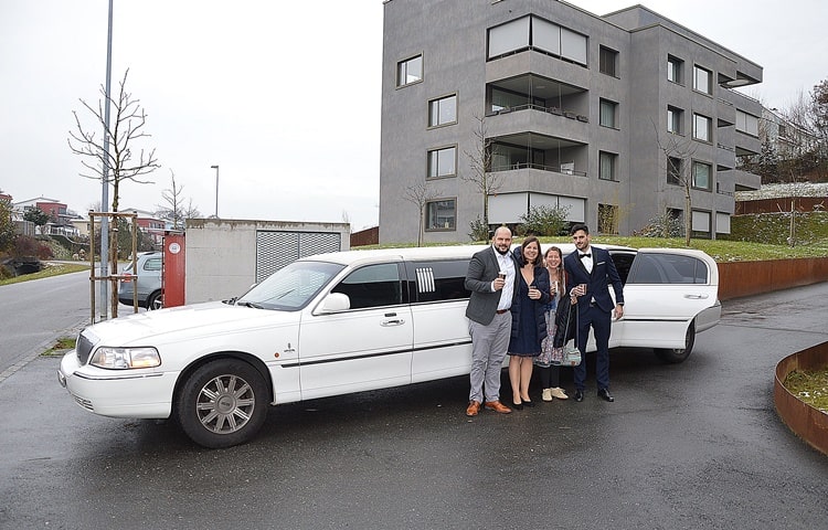 meret-und-manu-heiraten-mit-limousine