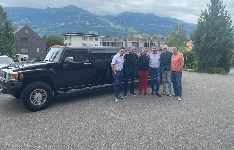 perfekte-fahrt-mit-hummer-limo-nach-vaduz