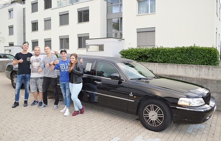 romanos-abschlussfeier-mit-freunden
