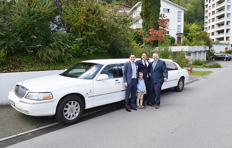 weisse-lincoln-limo-fuer-thomas-hochzeit